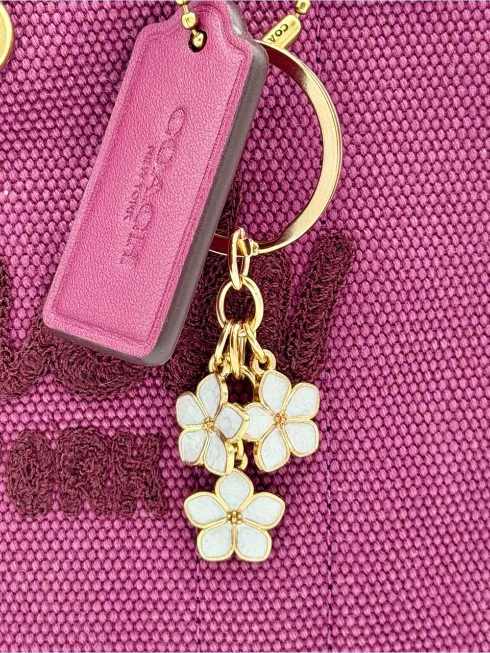 NWT GOLD TRIMMED WHITE FLOWERS BAG CHARM W/ANTI-OXIDATION BAG COACH BAG NOT INCL